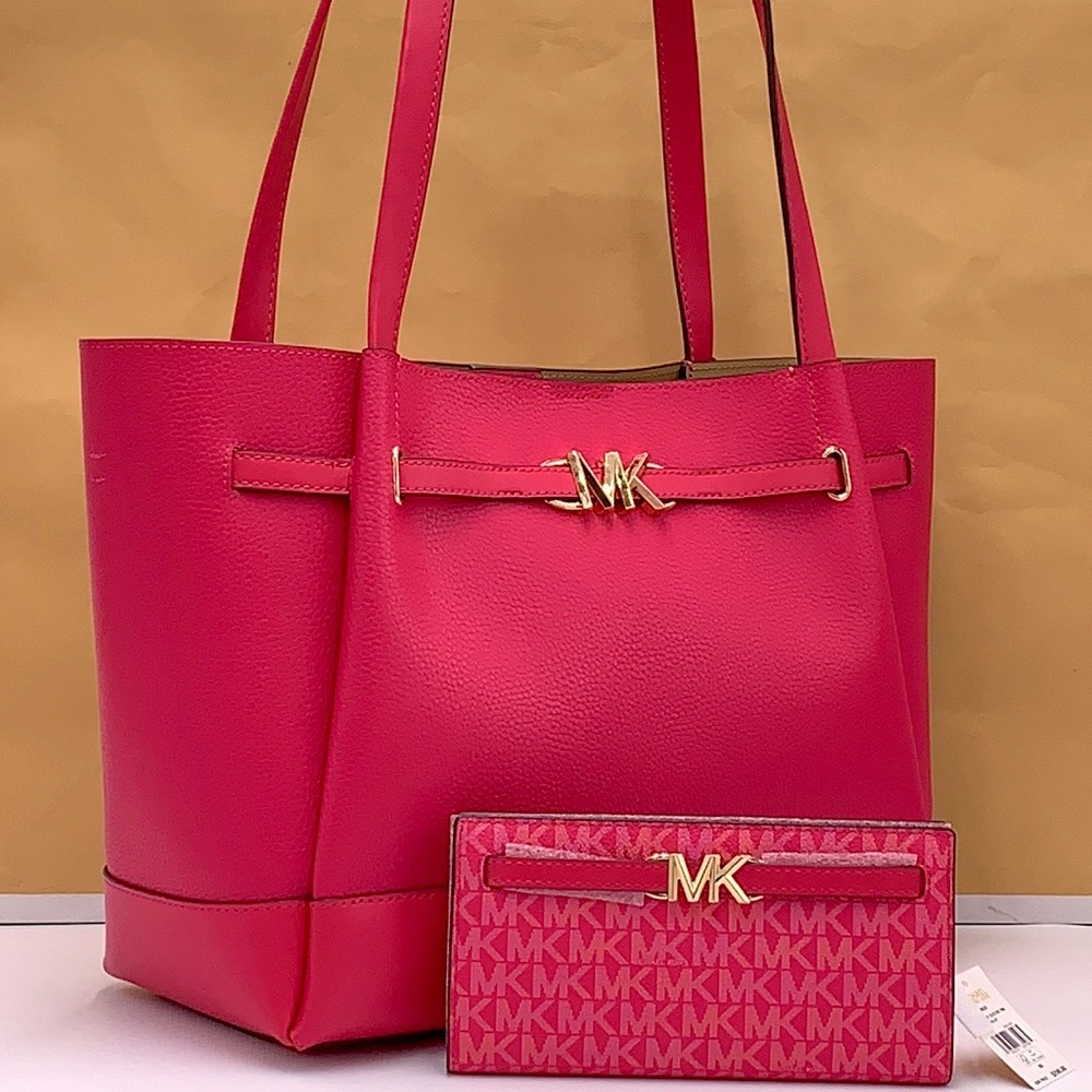 MICHAEL KORS
Reed Large Leather Belted 
Shoulder Handbag & Wallet
Electr…